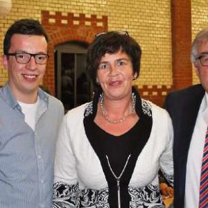 Glückwünsche für Birgit Kömpel kamen von Hans-Jürgen Herbst aus Lautertal, dem Schatzmeister des SPD-Unterbezirks Vogelsberg (rechts), und von Patrick Krug aus Grebenau, dem hessischen Landesvorsitzenden der Jusos.
